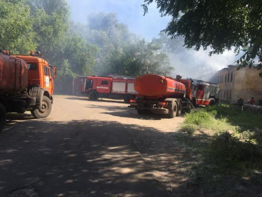 Воронежцы считают поджогом пожар в расселенном общежитии