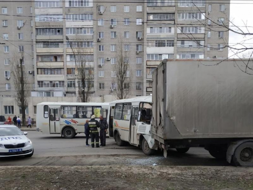 Следователи проверят аварийную гонку маршрутчиков на Ленинском проспекте в Воронеже 