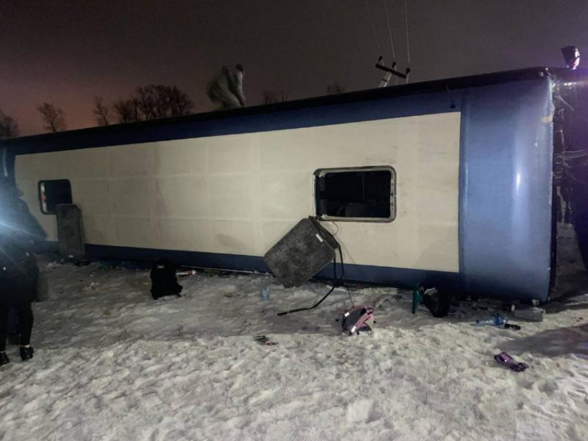 Автобус с 40 пассажирами перевернулся на трассе под Воронежем