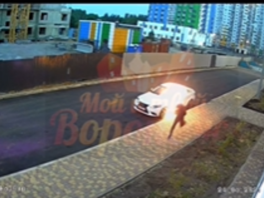 Неизвестный устроил поджог автомобилей в ЖК «Грин Парк» в Воронеже