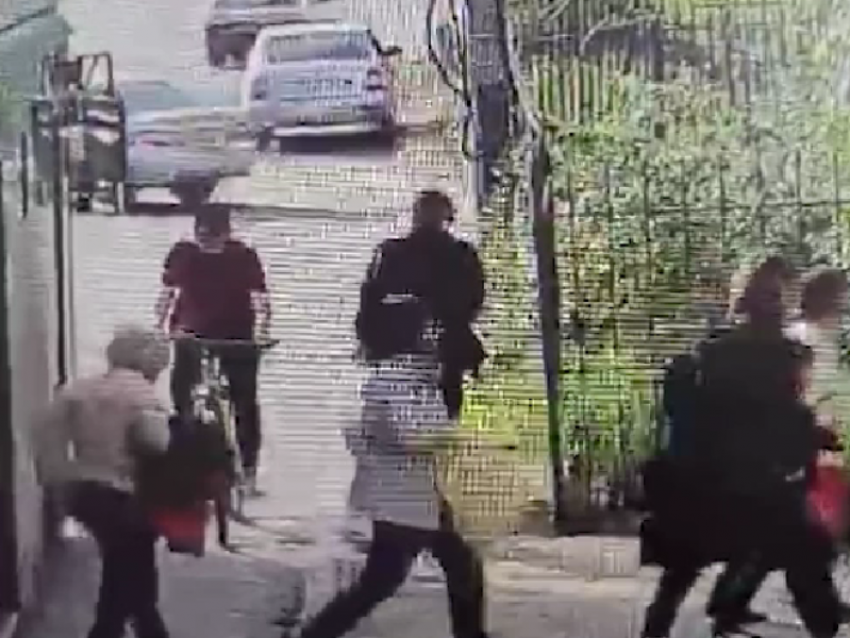 Опубликовано видео с велосипедистом, который по вечерам нападал на воронежских старушек 