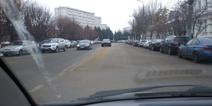 Выходящую за рамки разумного парковку устроил Porsche в Воронеже
