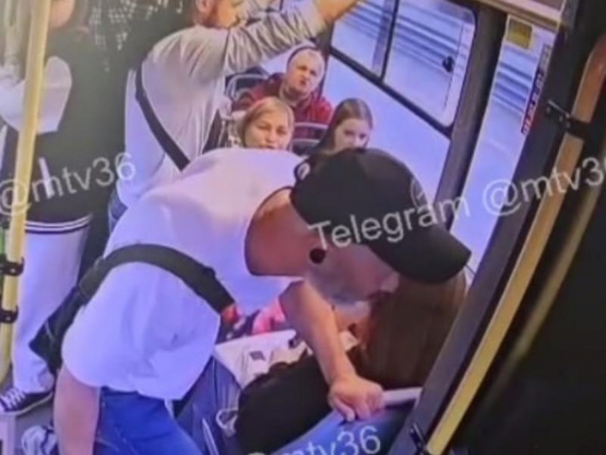 Агрессивный пассажир напал на водителя автобуса на полном ходу в Воронеже