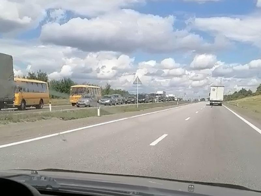 Стали известны причины 20-километровой пробки на М-4 в сторону юга