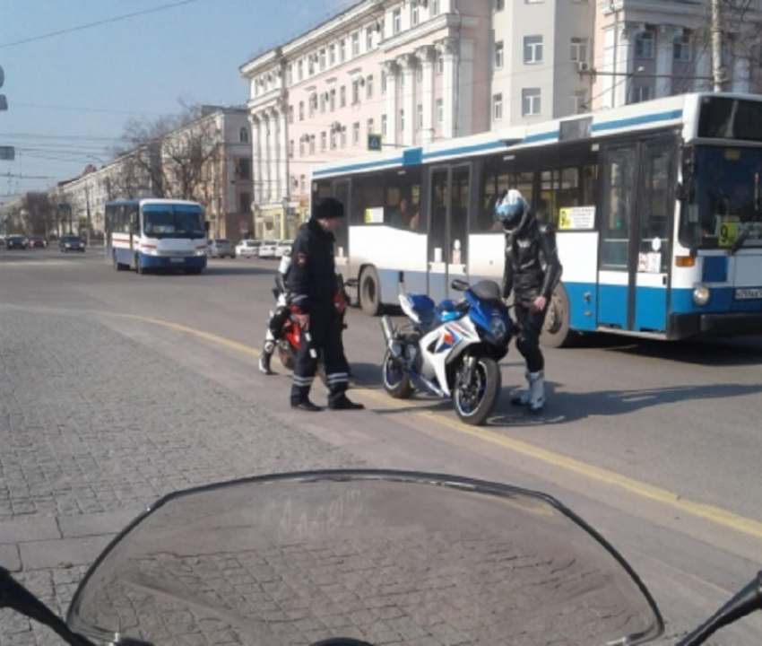 Охоту за мотоциклистами устроили полицейские в Воронеже 