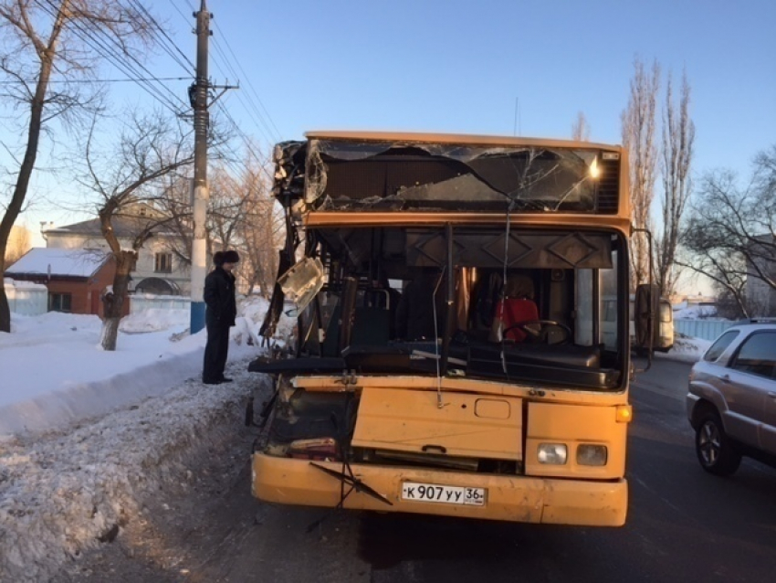 Количество пострадавших в столкновении фуры и автобуса в Воронеже возросло до пяти 