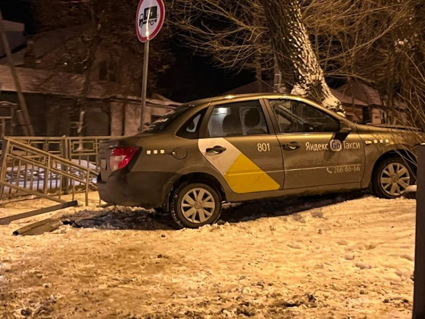 Водитель «Яндекс.Такси» снес металлическое ограждение и вылетел на тротуар в Воронеже 
