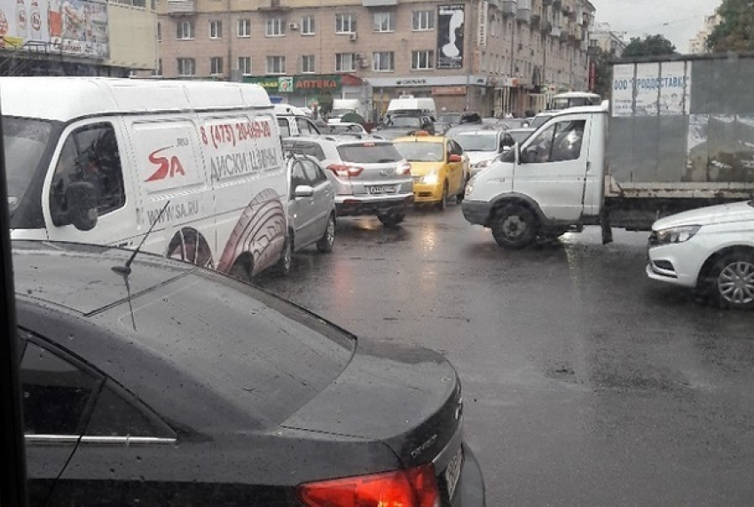 Транспортный коллапс образовался в Воронеже из-за светофора 