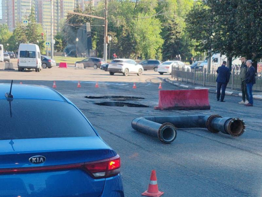 Провал канализационного коллектора ликвидируют в Воронеже 