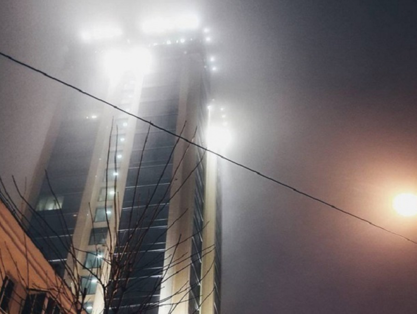 Эпичный снимок небоскреба в тумане впечатлил воронежцев