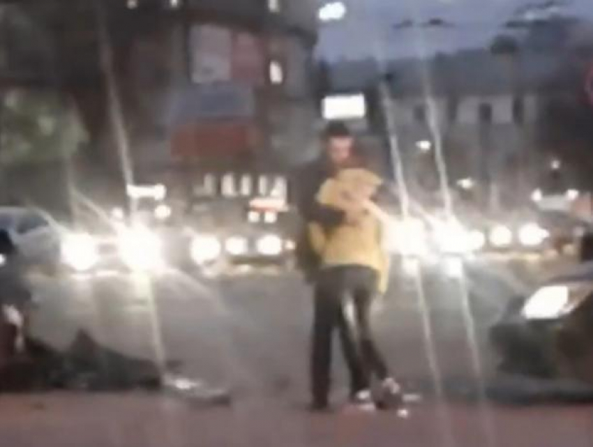Обнимающиеся после ДТП водители попали на видео в Воронеже