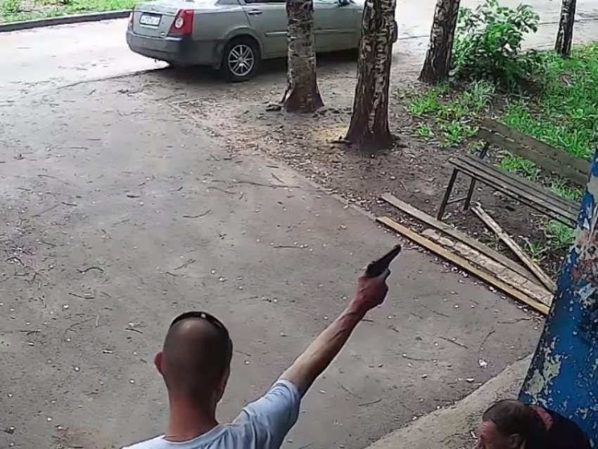 Опубликовано видео со стрельбой из пистолета в воронежском дворе