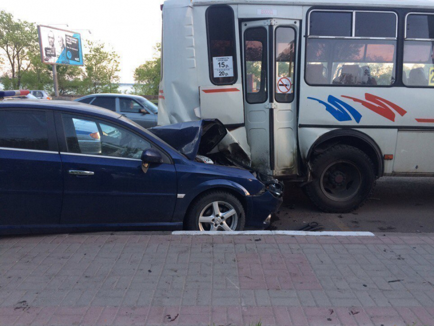 Пьяный водитель Opel протаранил маршрутку на остановке в Воронеже