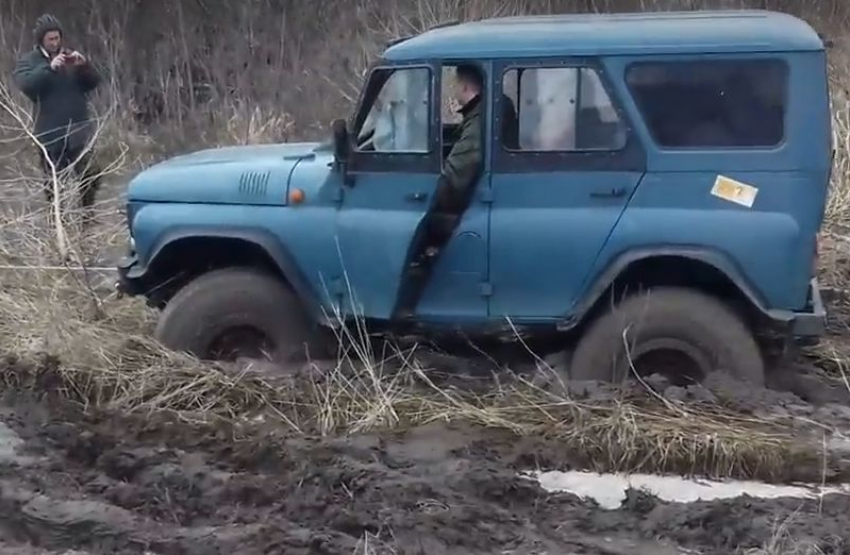 На видео попало спасение УАЗа под Воронежем