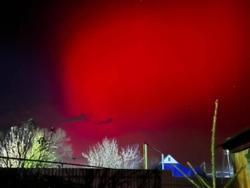 Странное ярко-алое свечение озарило вечернее небо в Воронежской области