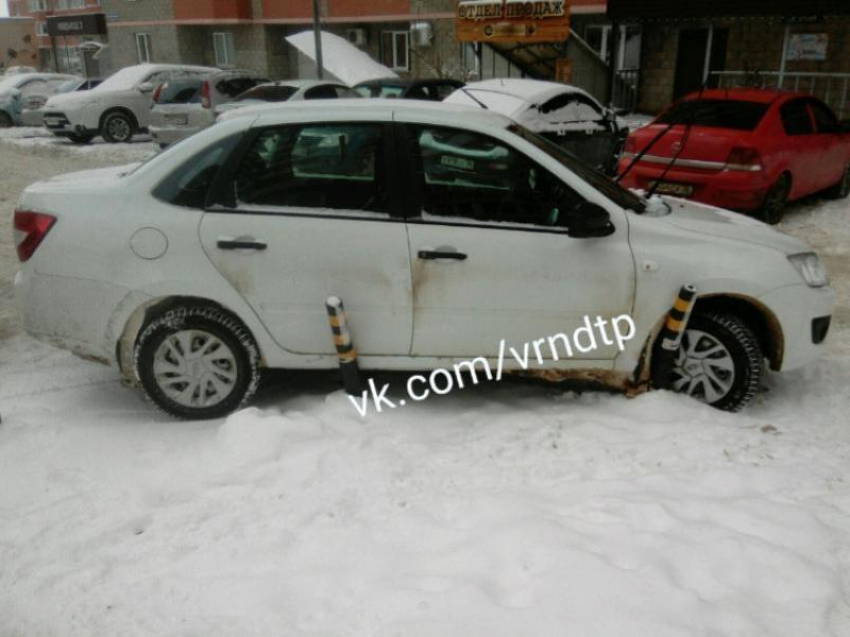 Воронежец хладнокровно припарковал автомобиль на ограждении 