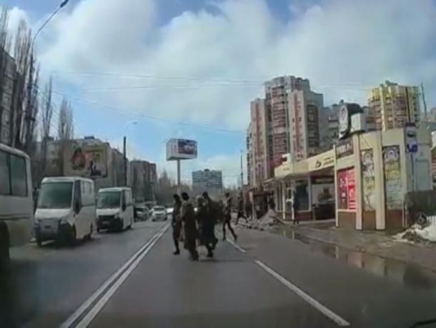 Бессмертные воронежские пешеходы попали на видео 