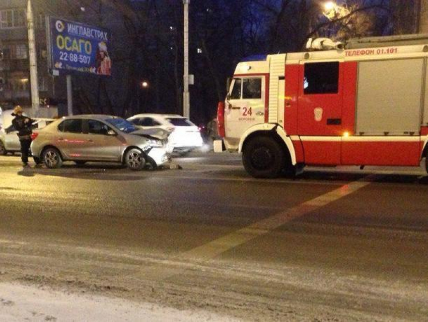 Последствия утреннего массового ДТП с пострадавшими в Воронеже попали на видео