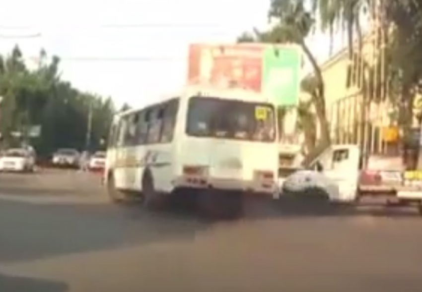 На видео попало, как ПАЗ таранит легковушку на перекрестке в Воронеже