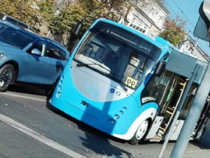 Грузовик оборвал троллейбусную сеть в Воронеже