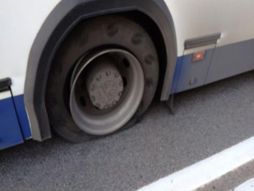 Взорвавшееся колесо автобуса заставило воронежцев пригнуться