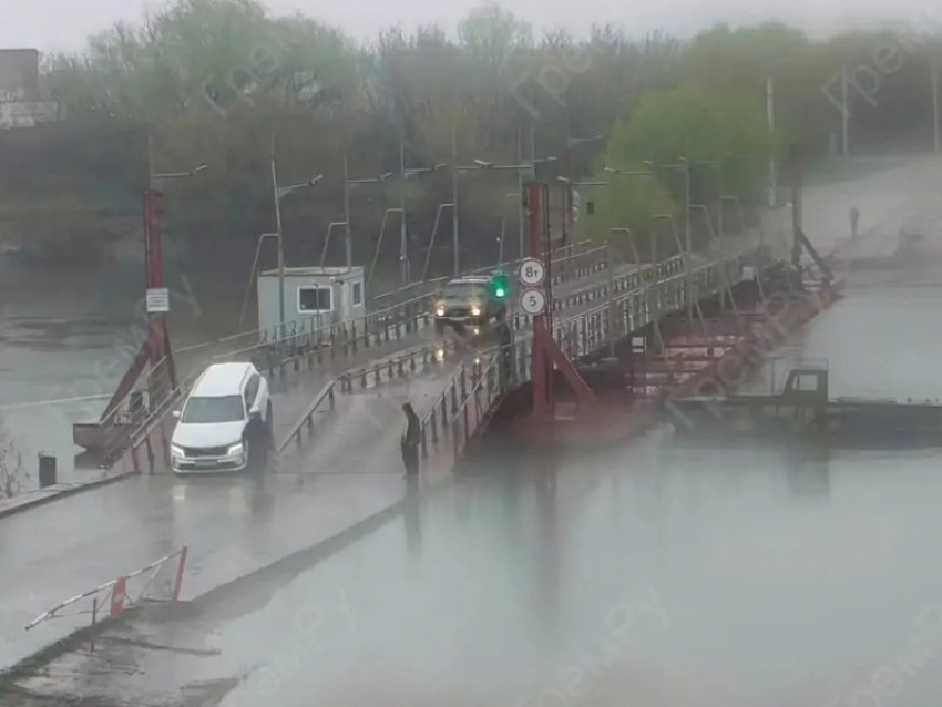 Снижение уровня воды привело к открытию понтонного моста в воронежском Шилово