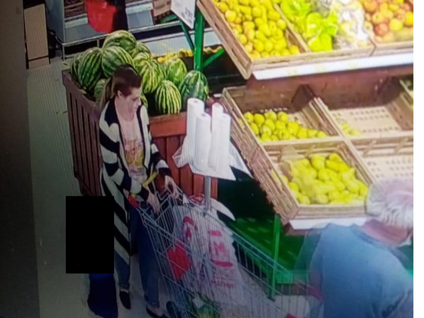 Мама с ребенком украла чужой телефон под камерами наблюдения в воронежском супермаркете 