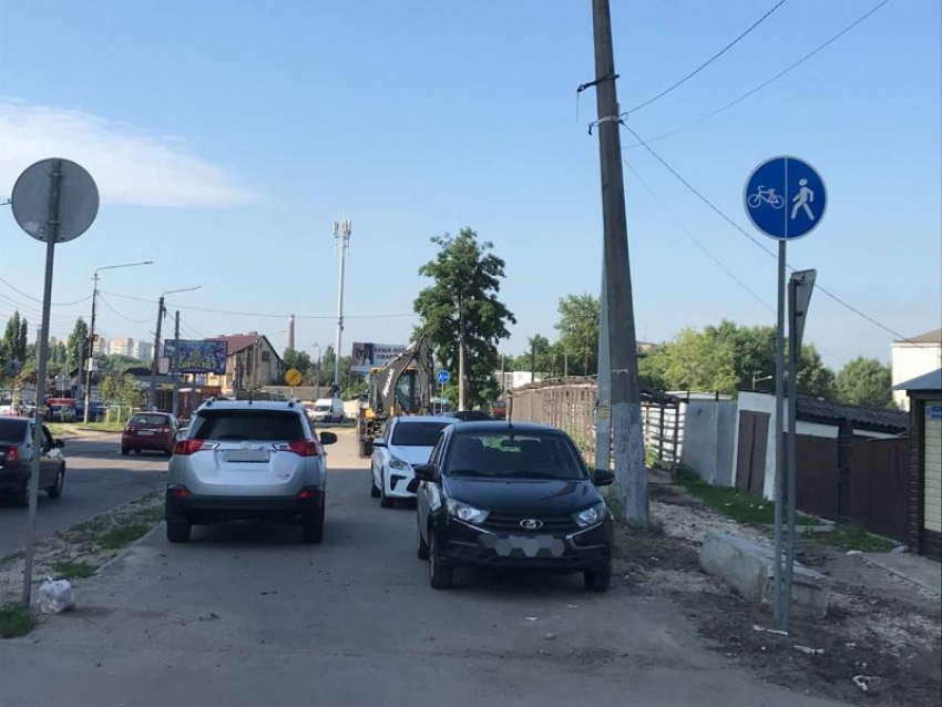 Девушки на иномарках заполонили тротуар в Воронеже 