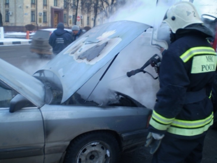 В Воронеже в Ленинском районе загорелась иномарка