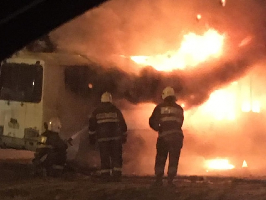 Полное уничтожение маршрутки огнем сняли на видео в Воронеже