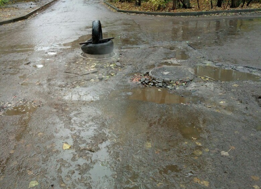 Во дворе на Ворошилова в Воронеже перекопали новую дорогу