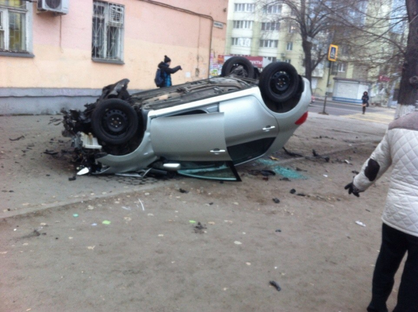В Воронеже на Московском проспекте иномарка протаранила «десятку» и перевернулась