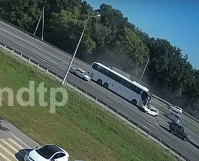 Момент столкновения автобуса с легковушками на воронежской трассе попал на видео