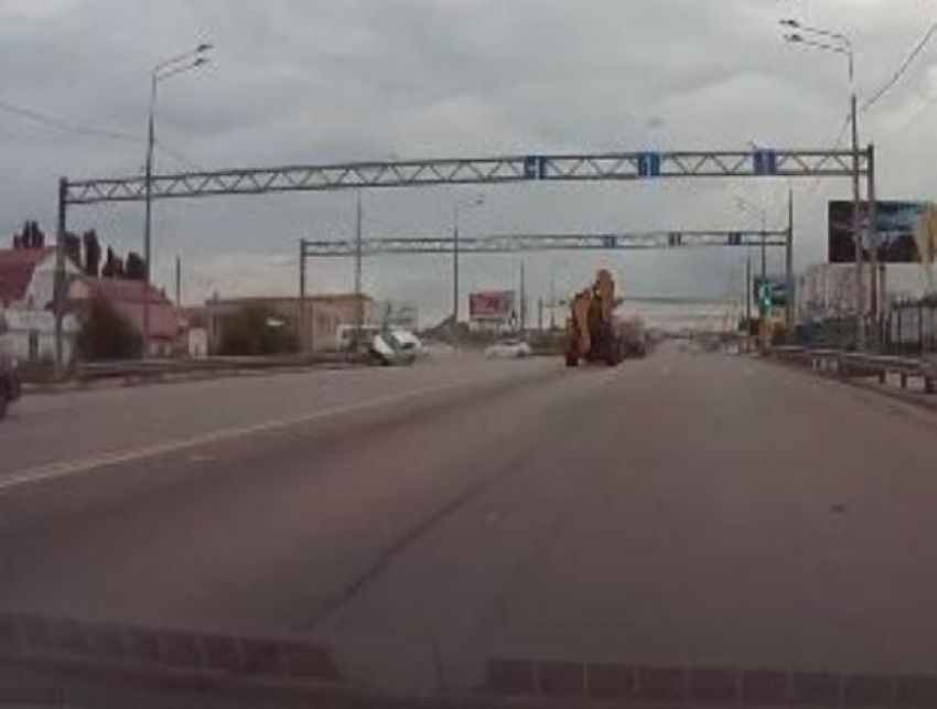 Момент жесткого ДТП с вылетом на отбойник попал на видео в Воронеже