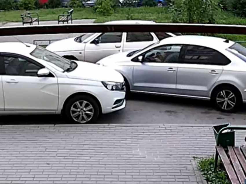 Обратную сторону парковки на узкой дороге показали в Воронеже 