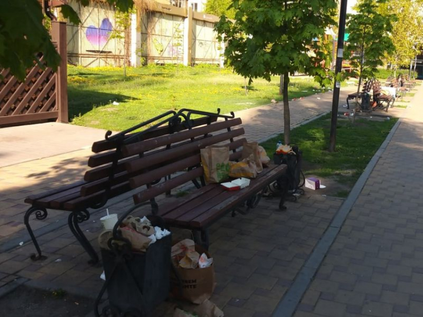 На майских праздниках воронежцы завалили мусором сквер в центре города
