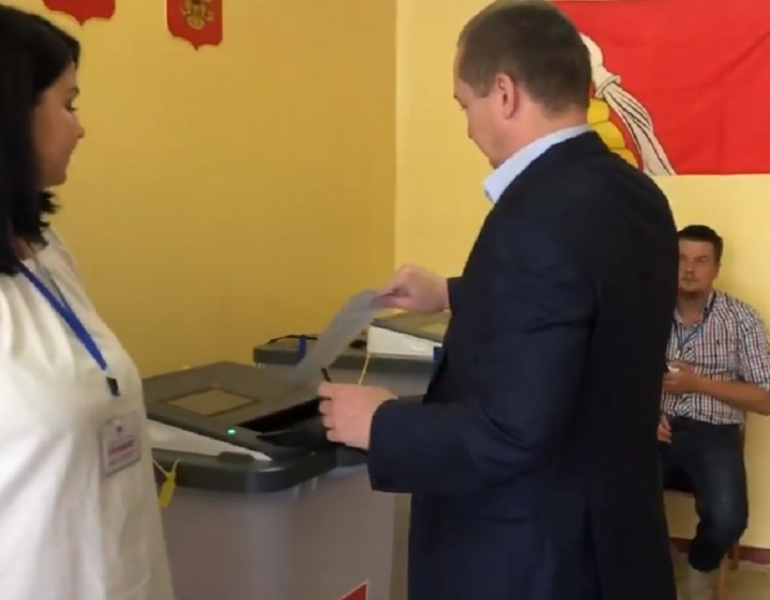 Засовывающий бюллетень в КОИБ кандидат Бурцев попал на видео в Воронеже