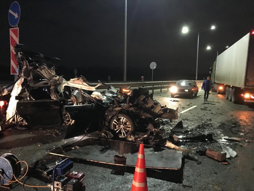 Три человека погибли в страшной аварии с фурой на воронежской трассе