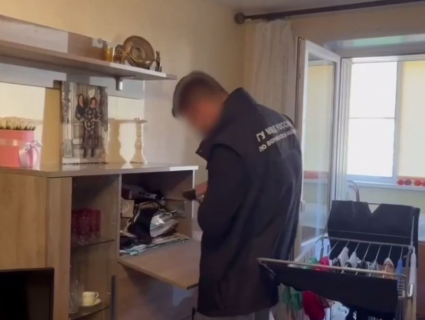 Обыск у налоговых мошенников, нажившихся на 2 млн рублей, попал на видео в Воронеже