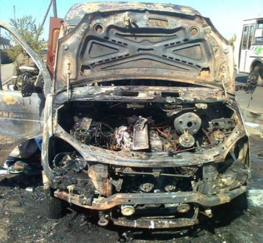 В Воронеже микроавтобус сгорел из-за замыкания проводки