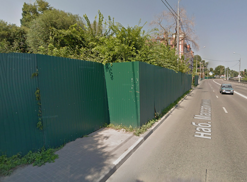Как мэрия строит тротуары и почему на набережной Массалитинова, где произошло ДТП с пешеходами, тротуара не оказалось