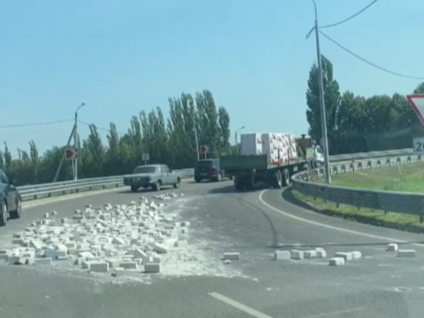 Груда кирпичей вывалилась на дорогу из грузовика в Воронеже 