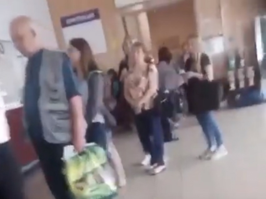 В безразличные к COVID-19 очереди выстраиваются люди у вокзальных касс в Воронеже 