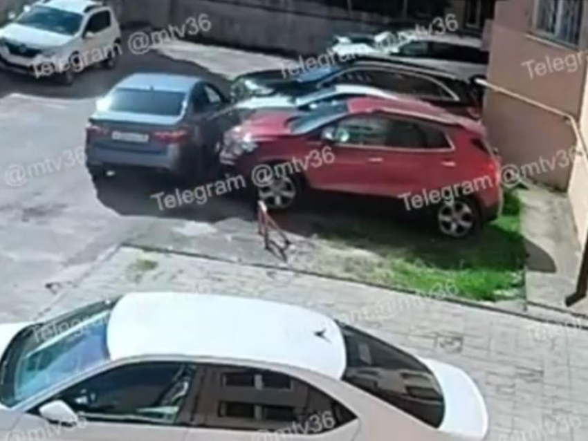 В Воронеже автоледи протаранила припаркованные машины, сбежала и вернулась в слезах