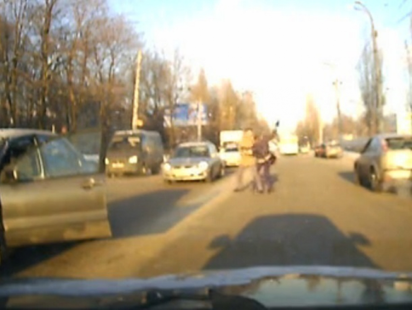 Забавная драка воронежского водителя с пешеходом попала на видео 