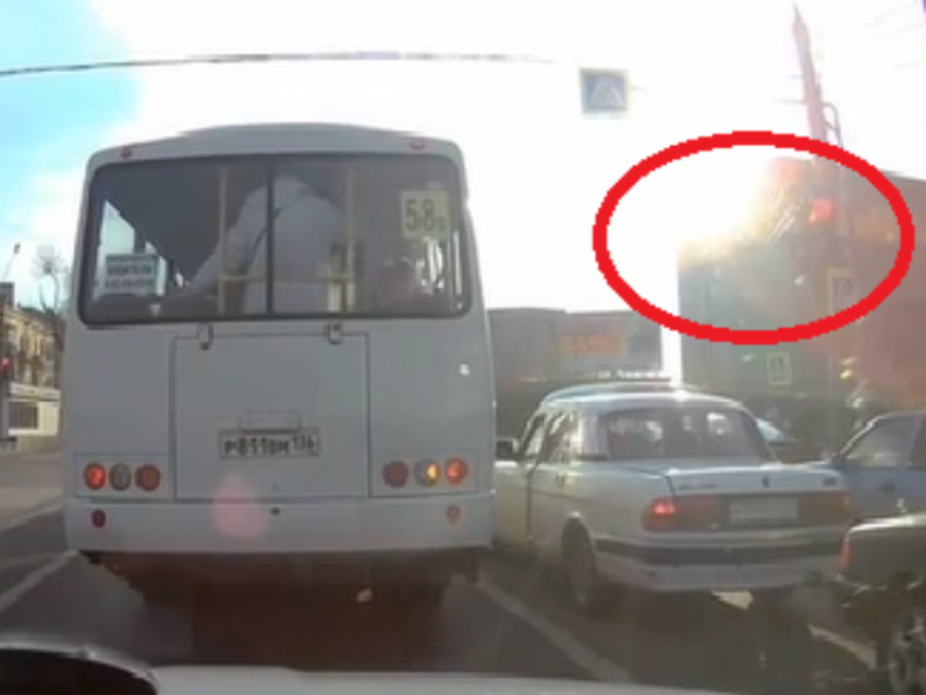 Маршрутку с пассажирами под управлением камикадзе сняли на перекрестке в Воронеже