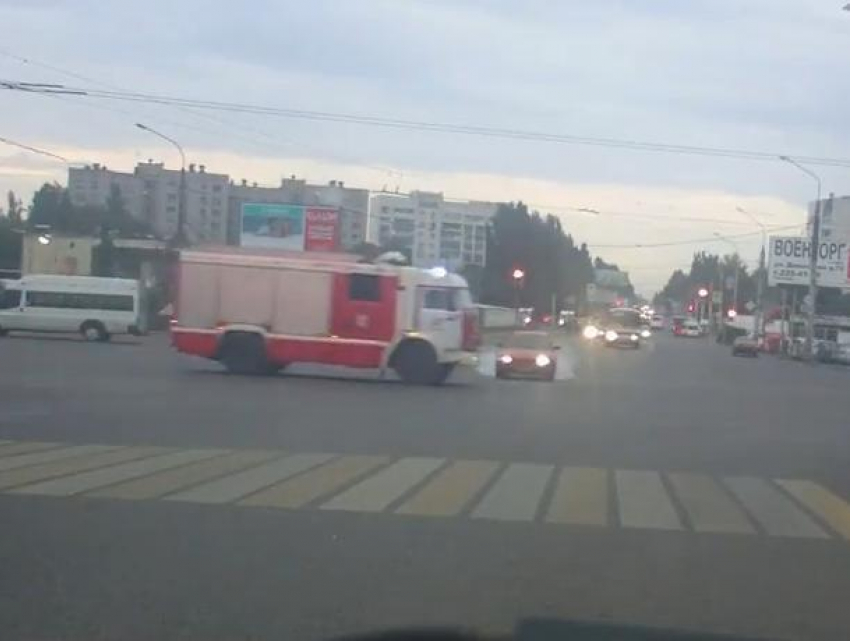 На видео попало, как иномарка таранит пожарный автомобиль в Воронеже