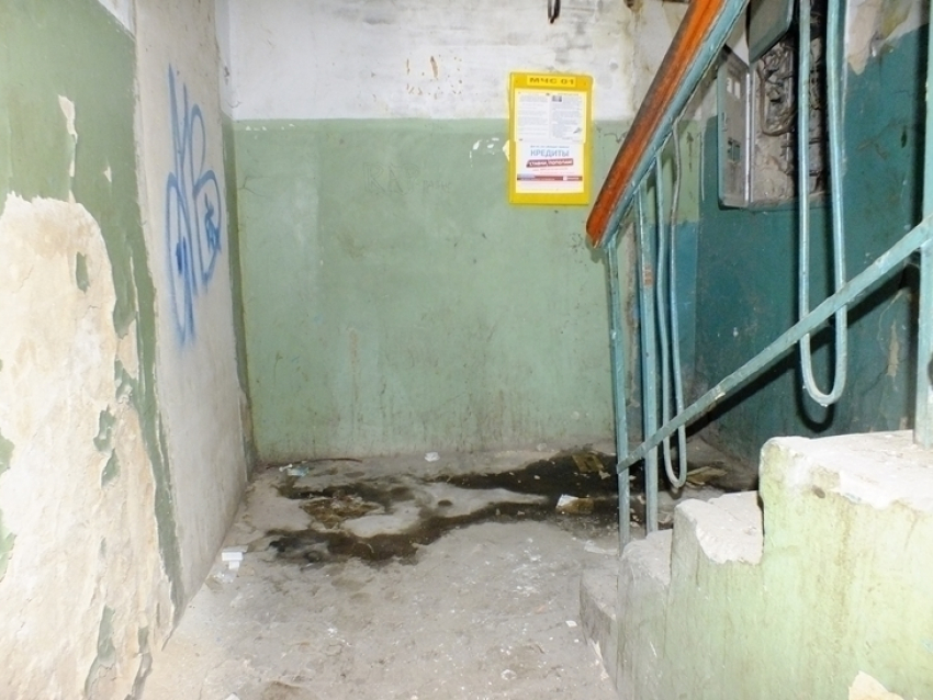 В Воронеже в заброшенном доме живут люди, которых должны были давно переселить (ФОТО)