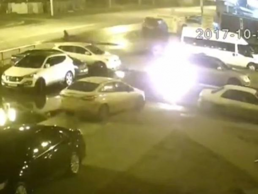 На видео попал момент поджога внедорожника в Воронеже