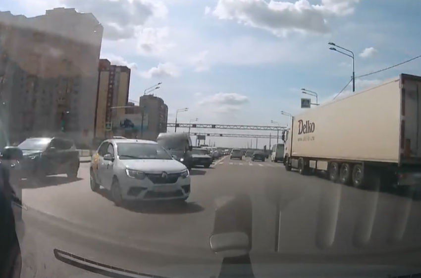  Порок автомобилистов на адском повороте наглядно показали на видео в Воронеже 